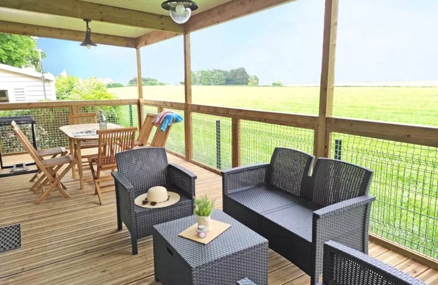 Campsite Le Rouge Gorge**** **** - CABANE LODGE PREMIUM BORA BORA 3 CH 7 PERS CLIM TV LAVE VAISSELLE 7 persons