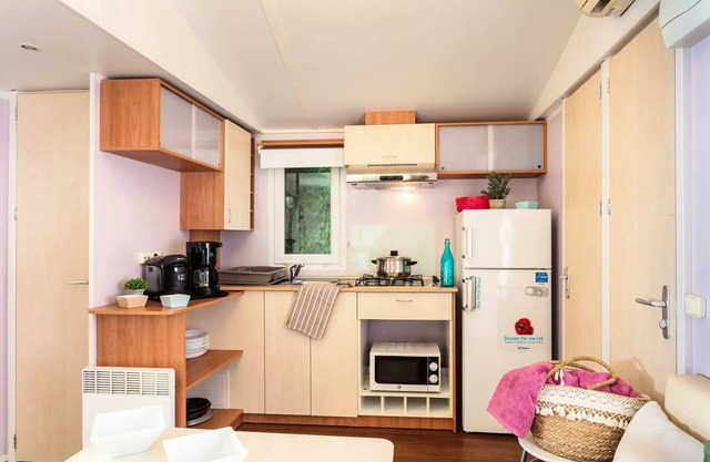 Campsite Le Saint Louis**** - Mobile home Comfort 3 rooms 4 adults + 2 children - TV