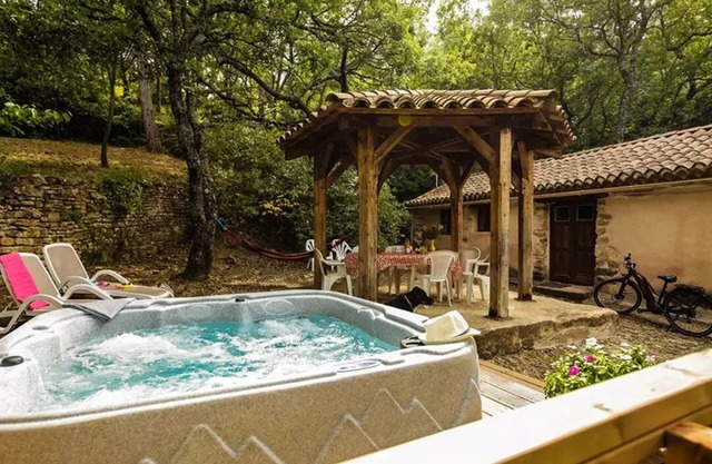 Campsite maeva Breathe Le Luberon * - Gîte Roussillon 2 Rooms 2 People + TV + Spa Private