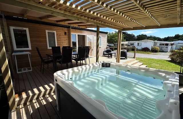 Campsite maeva Escapades Domaine du Mes **** - Mobil-Home ZEN 3 Rooms 4 People + TV + Jacuzzi