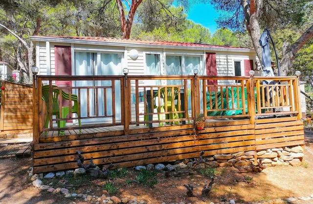 Residencial Camping La Pinède **** - Casa móvil Grand Large 3 habitaciones 6 personas de vacaciones