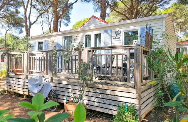 Residencial Camping La Pinède **** - Casa móvil de estribor 4 habitaciones 6 personas de vacaciones