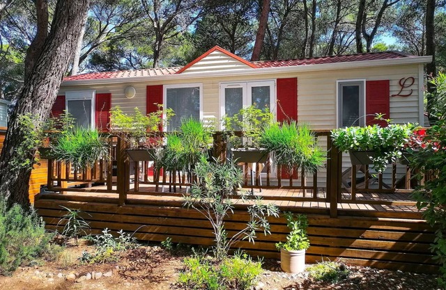 Campsite Residential La Pinède **** - Sumba CONFORT-2 bedrooms 32m2- *Clim, terrace, TV* 4 persons