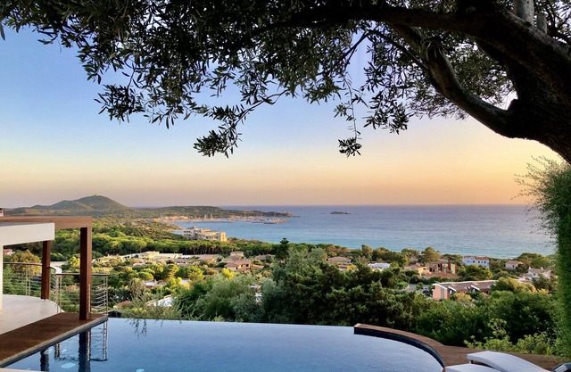 Campulongu, villa con piscina panorámica a 350 metros del mar.