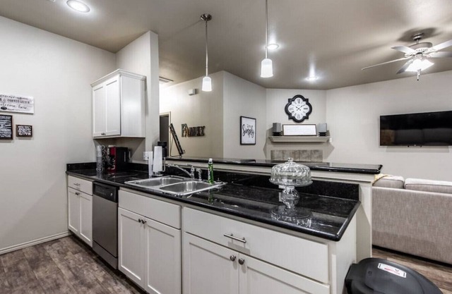 Campus Cove - 3 BR/3 BA - Walk to Tech