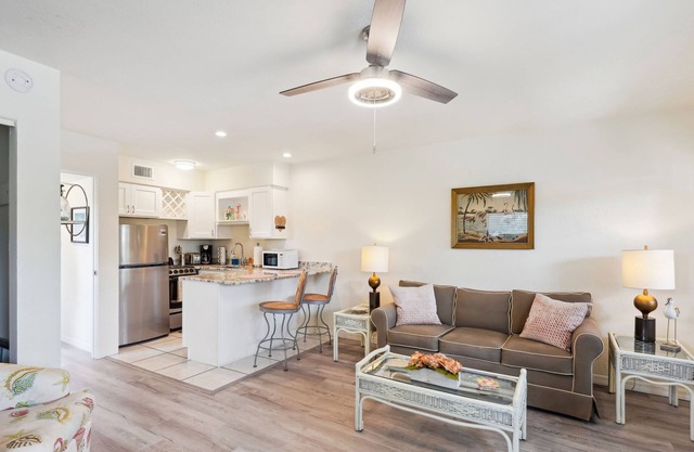 Can't Beat the Location~ Pet Friendly~ Parking Available~ 1BR Beach Quarters #5
