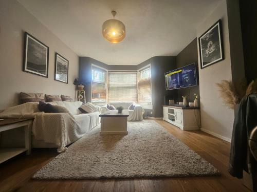 Canal Apartment & garden in West 10 mins from town