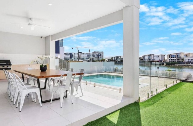 'Canal Bliss ' 4BR Waterfront Hope Island Home