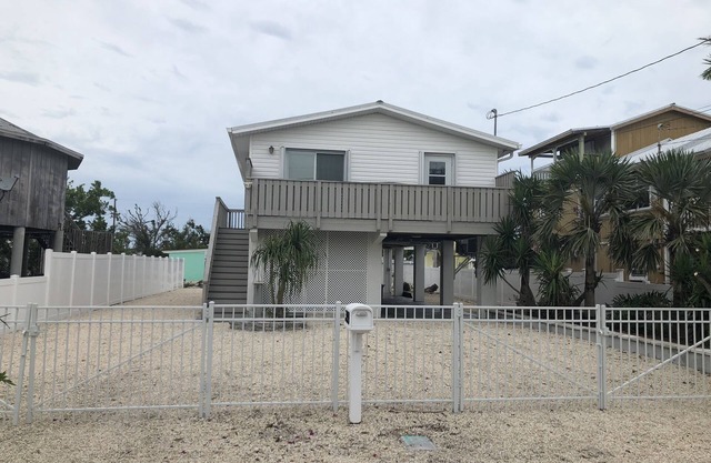 ¡Nuevo listado! Hermoso frente al canal, Key Deer y jacuzzi.