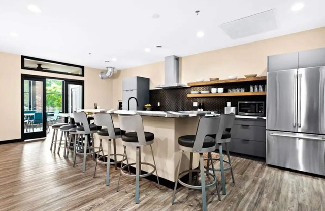 Canal Park/Downtown Duluth Luxury Condo. 4 bedroom, 2.5 bath