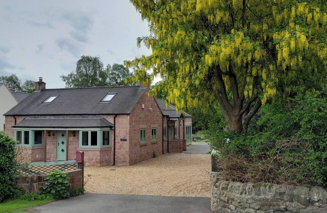 Canal-side 5-Bed Cottage - Sleeps 10, Pet Friendly
