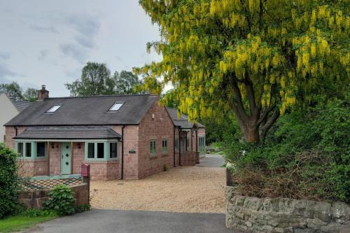 Canal-side 5-Bed Cottage - Sleeps 10 Pet Friendly