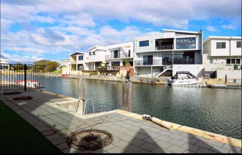 Canal Sunsets, Dolphins,wifi, Pool Table, Family