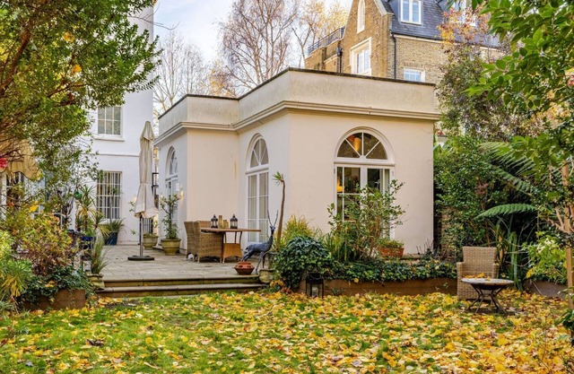 Canal Villa in Little Venice, London - Central London: Canal Villa & Garden