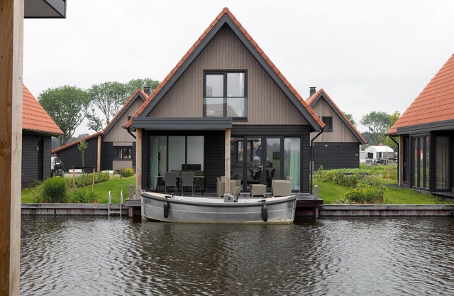 Villa sobre el agua en los lagos de Frisia