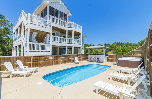 Canalfront 6BR home w/ pool & hot tub on the beautiful 4x4 beaches of Carova!