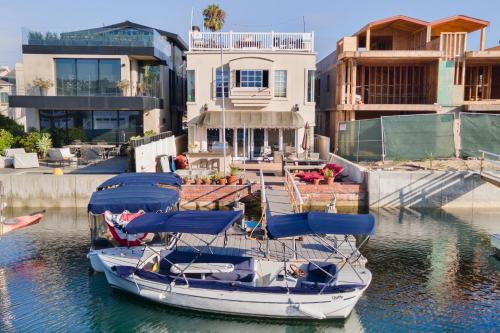 Canalfront Charmer by AvantStay Waterfront w Shared Dock Hot Tub