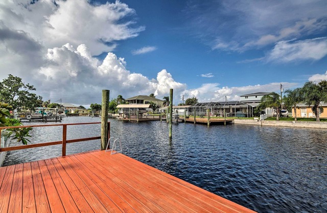 ¡NUEVO! Canalfront Hudson Home w / Boat Dock, barbacoa y aire acondicionado