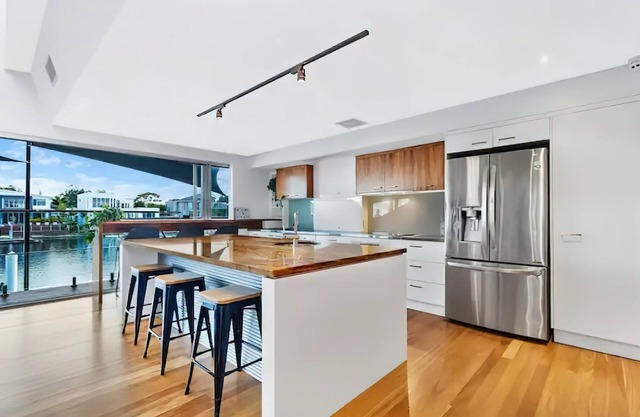 Canalhouse Caloundra—Pontoon, Pool & Pizza Nights