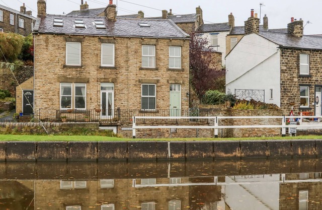 Canalside Cottage, FARNHILL