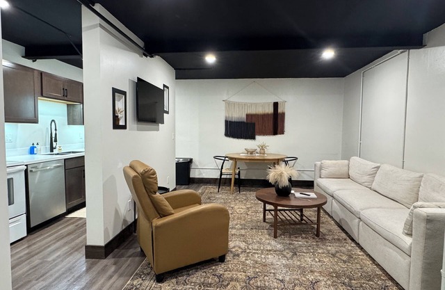 Canalside Downtown Suite! Bridge views, walking path and near MTU