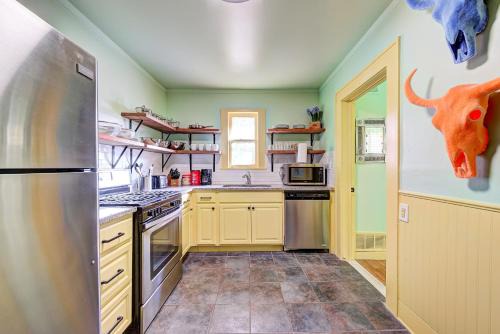Canary Cottage-brighten your stay-central NW OKC
