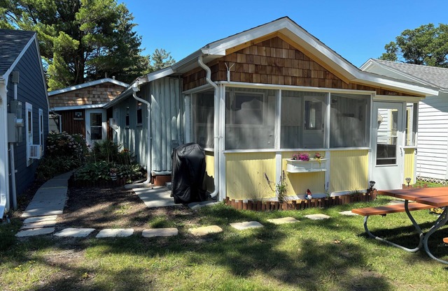 Canary Cottage: Lakeside, Boat Slip, Beach, Family Friendly
