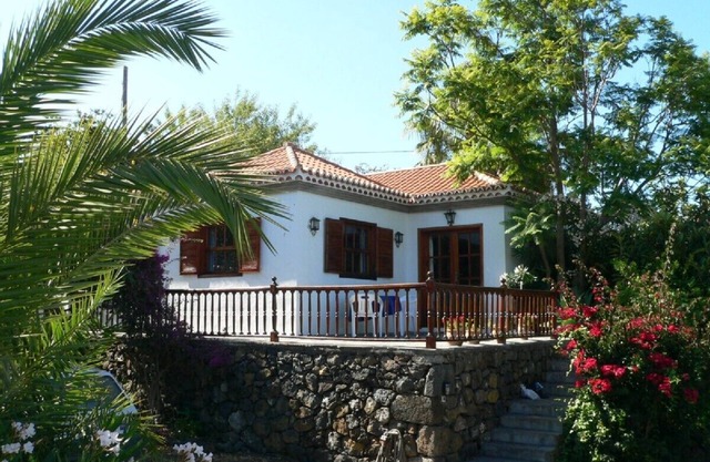 Casa Azul: casa de estilo canario con un ambiente sofisticado en un hermoso jardín
