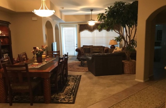 AMPLIO Y BONITAMENTE AMUEBLADO W / 1309 SQ. PIE.! 2 DORMITORIOS + DEN W / SFAEP DE SOFA.