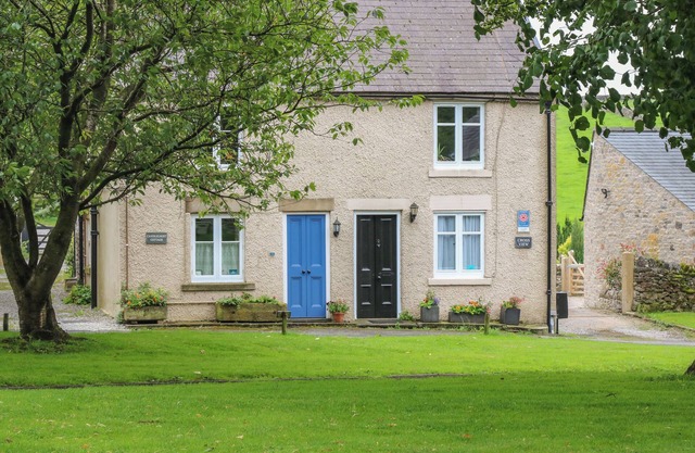 CANDLELIGHT COTTAGE, character holiday cottage in Litton, Derbyshire