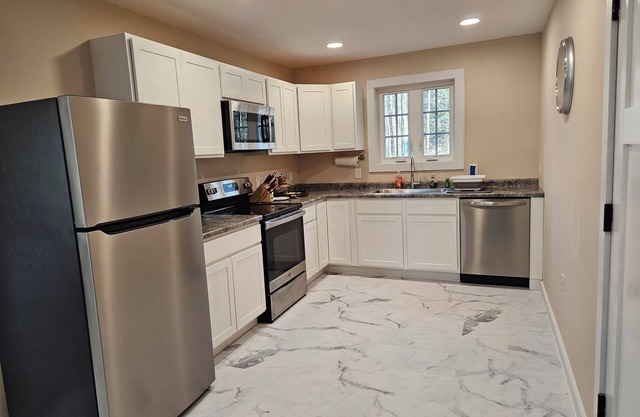 Canterbury, NH!1 bed, 1 bath cozy haven, lakes and mountains & adventures.