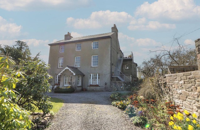 CANTREF HOUSE TOP FLOOR, romantic, with a garden in Brecon