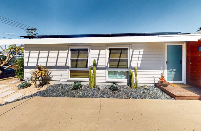 Canyon view home with fire pit, large backyard, grill, patio, & full kitchen