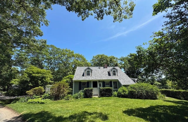 Cape Cod Bay Cottage - a charming 100 year old home, 4 min walk to the beach.