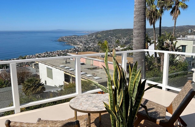 "Cape Cod Beach-House" Panoramic Ocean View w/Hot Tub-5 min to Beach
