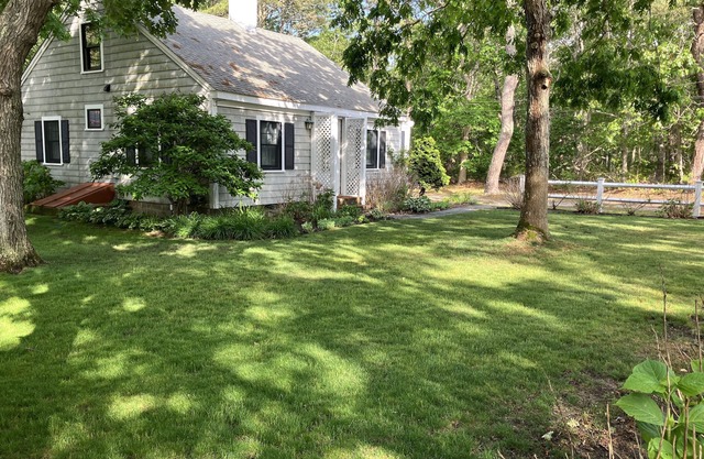 Cape Cod Cottage 300 yardas de la playa y las cálidas aguas de Nantucket Sound.
