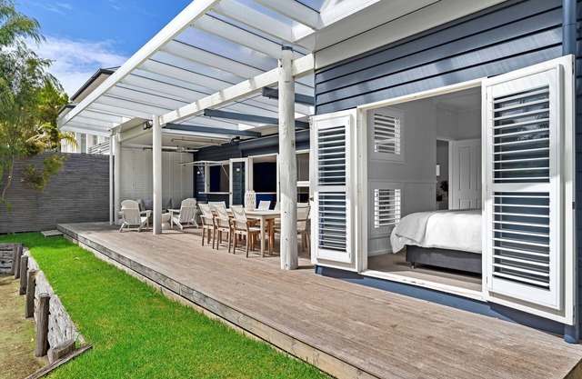 Cape Cod Inspired Classic dwelling, this picturesque home (sleeps 9)