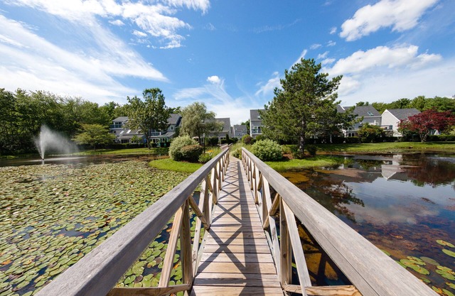Condominio de estilo Cape Cod con parrilla y piscina compartida, sauna, gimnasio - cerca de la playa