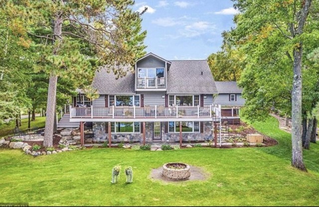 Cape Cod w/ 425' of AMAZING White Fish Chain Shoreline, SANDY BEACH + EXTRAS