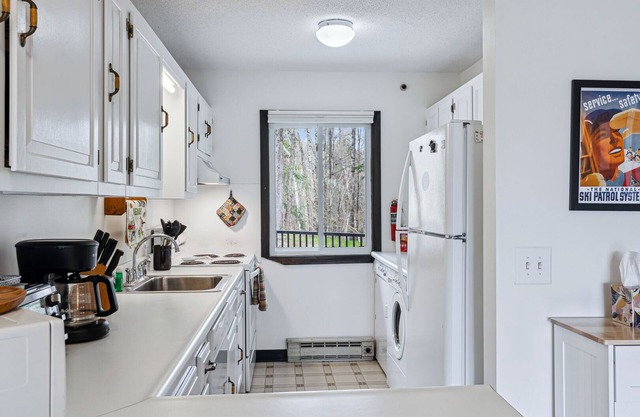 Cape Home On Ottauquechee River | Rivers Peek