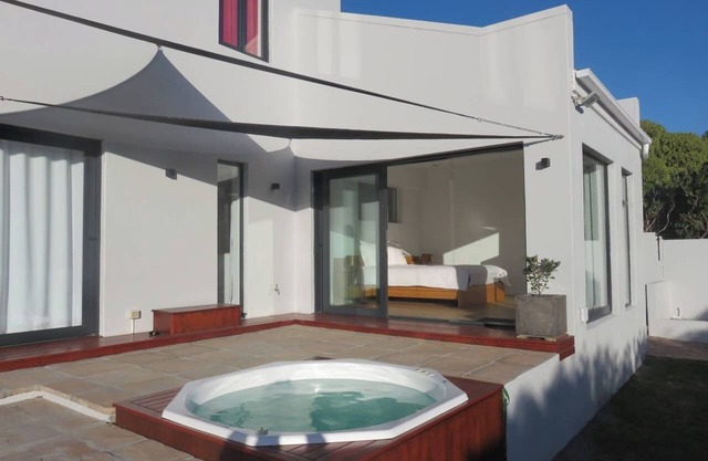 Cape white villa - Main suite (No Load shedding)
