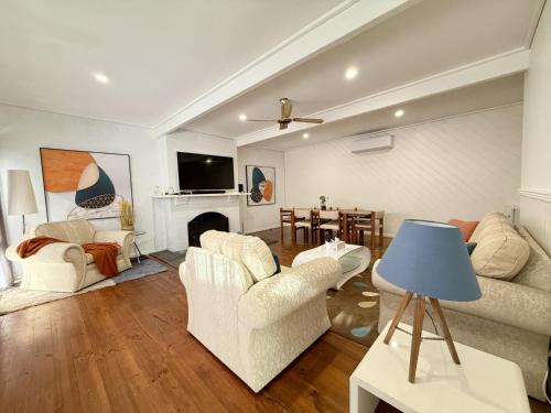 Capelink Beach House-Atop Prestigious Oliver's Hill