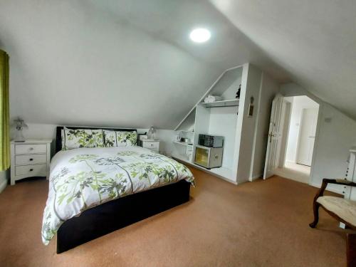 Capella - Peaceful, comfortable, rooms - Private Shower - Free Parking - Village Stay