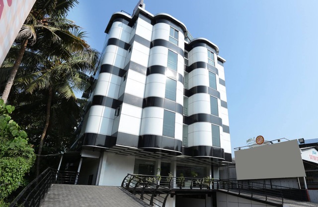 Capital O 10611 Hotel Malabar Illam