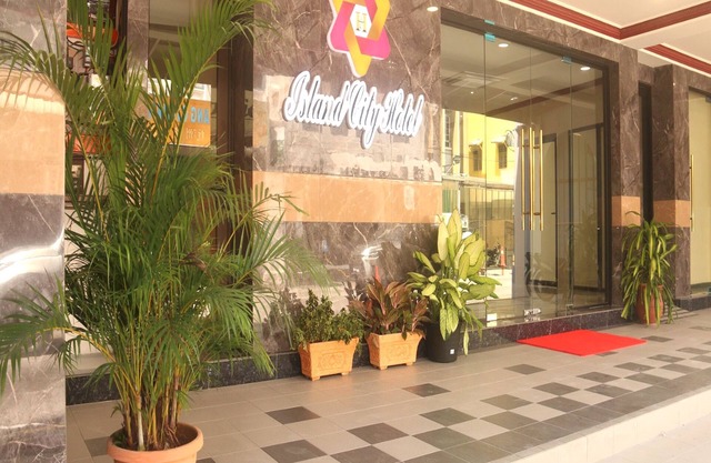 Capital O 90897 Island City Hotel