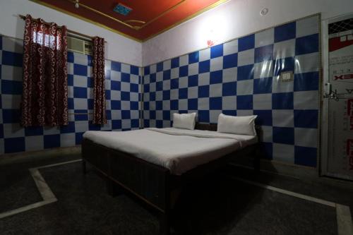 Capital O Honey Hotel