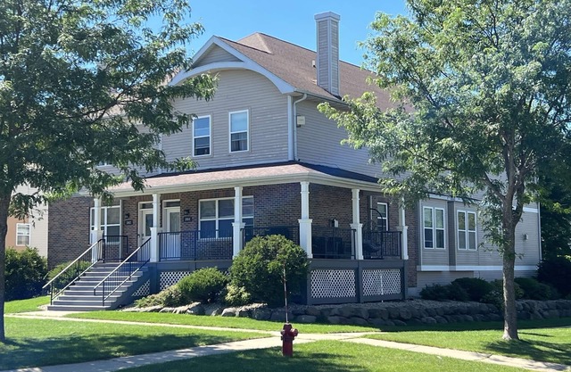 Capital PrimeTime - 6 Miles from Madison w/ fireplace