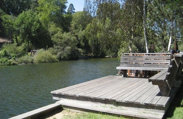 Capitola Nook lo largo del arroyo.