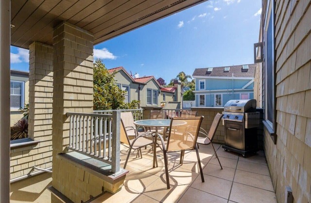 Capitola Village Retreat with Garage!