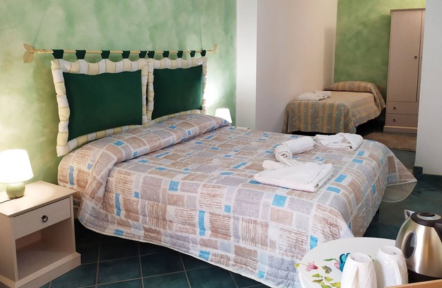 Caprera Room - Air-conditioned Triple Room in Maranola - Formia